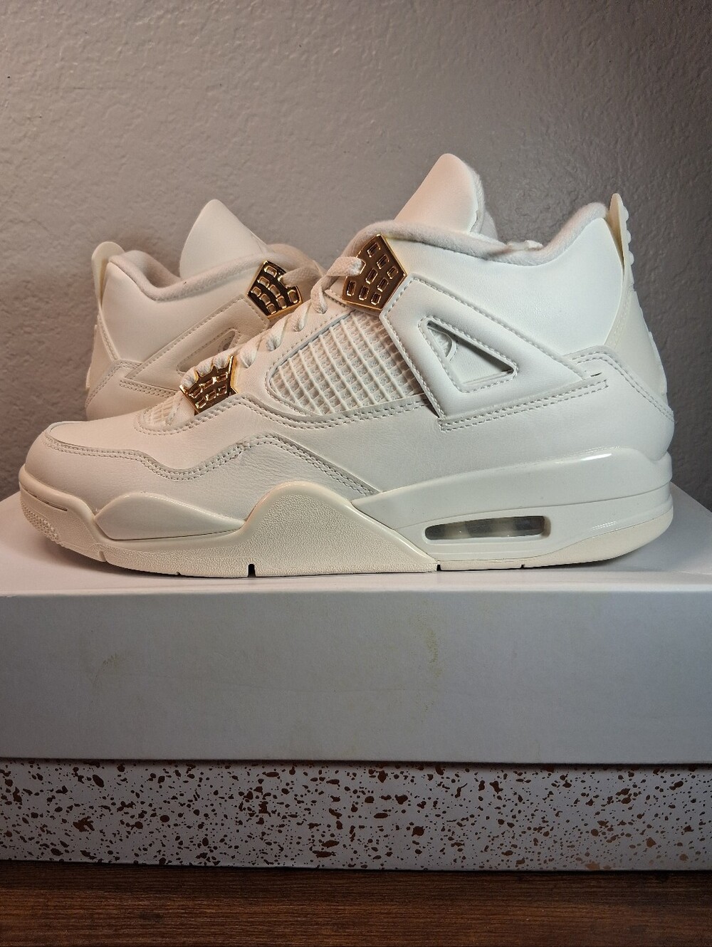 Jordan WMNS Box Label in Sail, Metallic Gold.